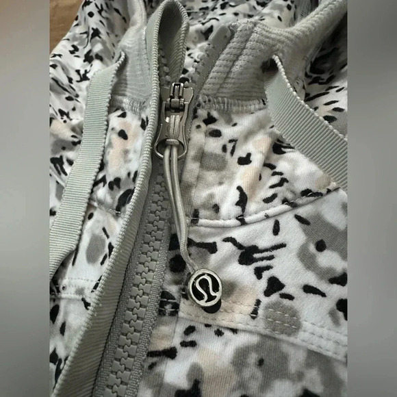 Lululemon After Asana Hoodie Size 4 Not So Petite Fleur Silver Spoon - Picture 13 of 16
